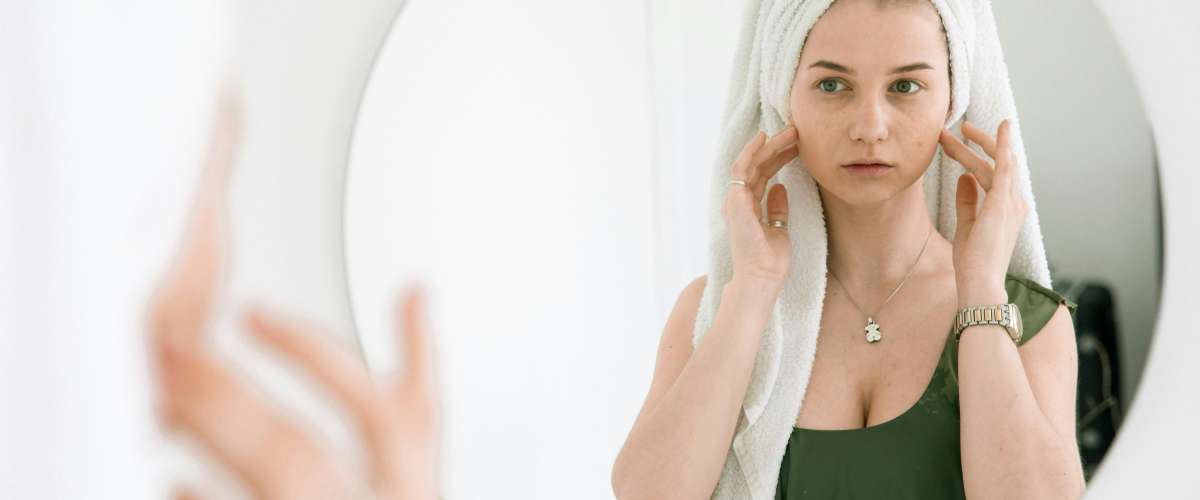 Herpes nasale davanti allo specchio