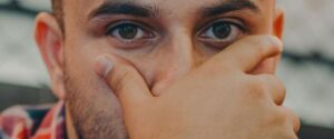 Nascondere l herpes nasale con la mano